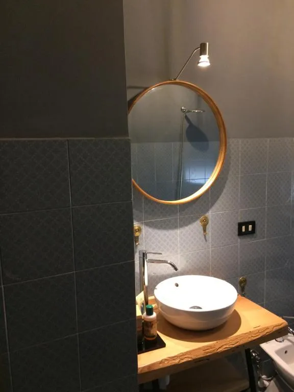 I bagni. Uno per camera.