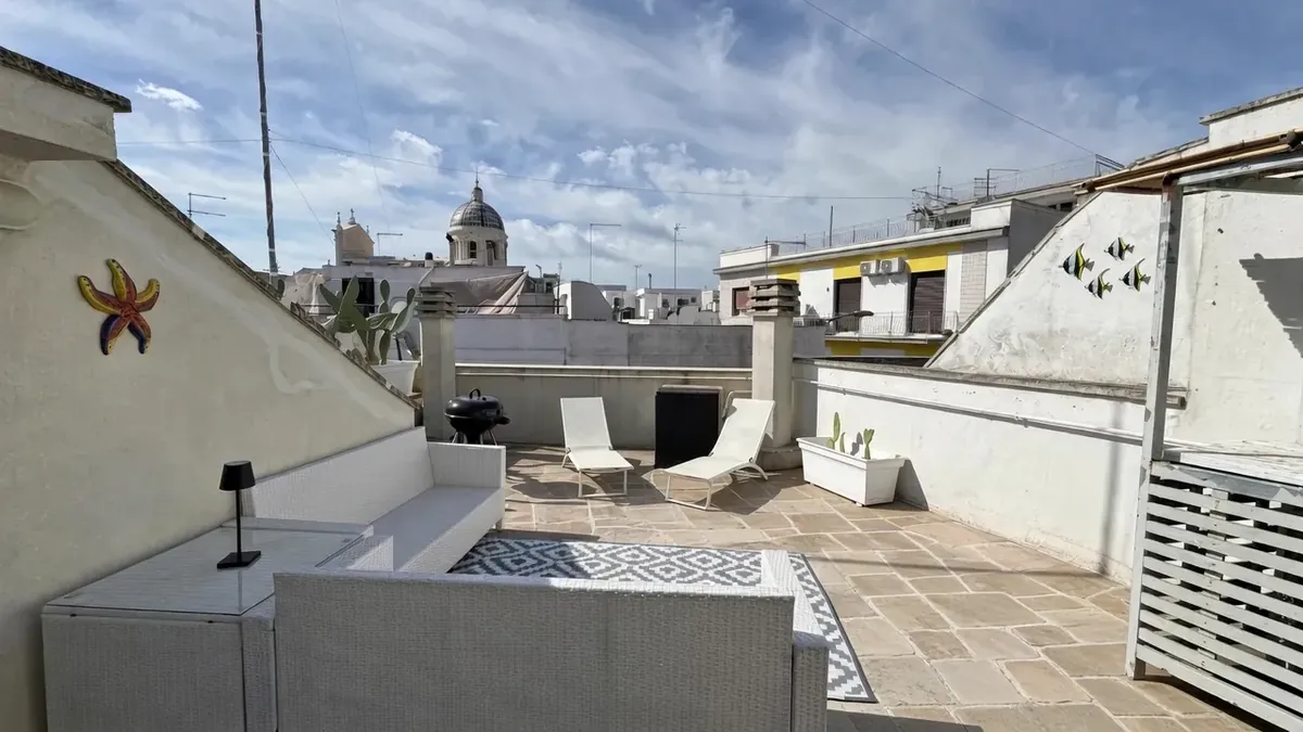 Die Terrasse mit dem Grill und der Kuppel des Ortes im Hintergrund
